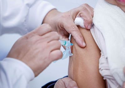Unidades de sa&uacute;de funcionam das 8h &agrave;s 17h para conferir e colocar em dia as vacinas de crian&ccedil;as, adolescentes e adultos.