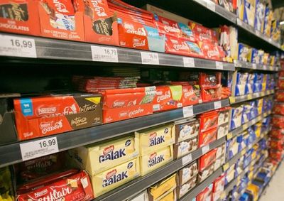 Chocolates de diferentes marcas teriam sido retirados de um supermercado no bairro Santa Rosa.