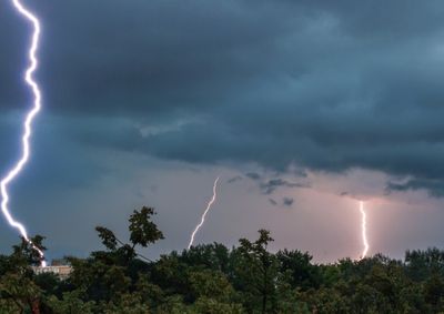Temporais mais intensos s&atilde;o esperados &agrave; tarde e &agrave; noite, com risco de destelhamentos, alagamentos e deslizamentos.