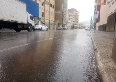 Temperaturas ficam entre 16&deg;C e 19&deg;C, com 98% de probabilidade de chuva e acumulado previsto de 60,5 mil&iacute;metros