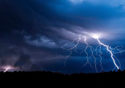 Aviso prev&ecirc; chuva forte, rajadas de vento e granizo para a noite deste domingo (27).