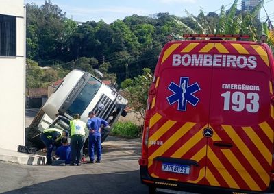 Motorista foi encontrado consciente, relatou dores nas costas e foi encaminhado ao Hospital S&atilde;o Braz para avalia&ccedil;&atilde;o.