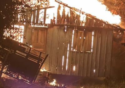 Bombeiros combateram as chamas, eliminaram focos remanescentes e realizaram o rescaldo no im&oacute;vel, no bairro Cidade Jardim. 