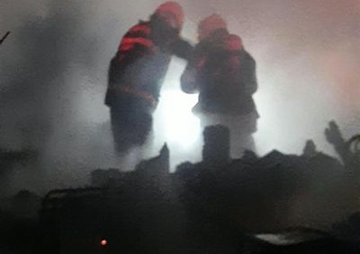 Corpo de homem de 63 anos foi localizado carbonizado durante o rescaldo. A Pol&iacute;cia Cient&iacute;fica esteve no local para realizar os procedimentos periciais.