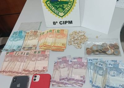 Com um dos rapazes, identificado posteriormente no boletim como adolescente, foram encontradas 71 pedras de uma subst&acirc;ncia semelhante ao crack