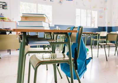 Medida vale para unidades das redes municipal e estadual que s&atilde;o usadas como abrigos ou ficam em &aacute;reas de risco; demais escolas seguem com aulas normais.