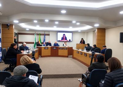 Durante a 28&ordf; sess&atilde;o da C&acirc;mara, foram levantadas quest&otilde;es sobre preven&ccedil;&atilde;o de enchentes, estrutura para emerg&ecirc;ncias e prepara&ccedil;&atilde;o do munic&iacute;pio