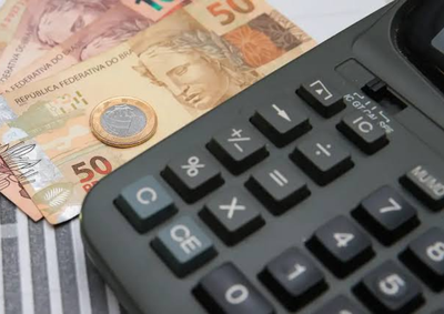 Percentual de fam&iacute;lias com d&iacute;vidas chega a 78,4%, enquanto contas em atraso caem para 22,2% em agosto.