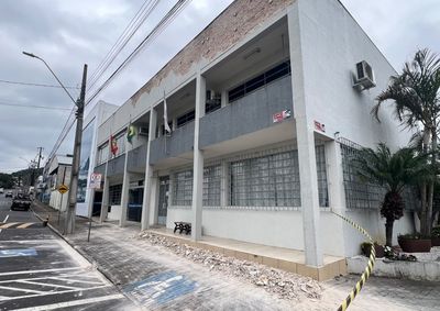 Danos ocorreram ap&oacute;s as fortes chuvas desta semana. O objetivo &eacute; garantir a seguran&ccedil;a de servidores, moradores e demais pessoas que circulam no local. 
