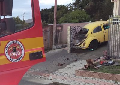 Ve&iacute;culo estava estacionado quando as chamas come&ccedil;aram na regi&atilde;o do motor, na noite desta quarta-feira (23).