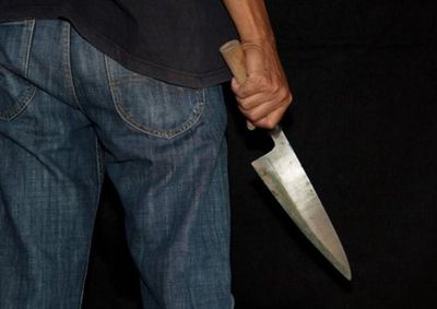 Outro envolvido relatou agress&atilde;o no pesco&ccedil;o e quatro armas brancas foram apreendidas.