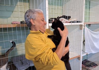 Rita de C&aacute;ssia deixou a casa no Santa Rosa e visitou a gata no abrigo, que j&aacute; acolhe animais de fam&iacute;lias em &aacute;reas de risco e receber&aacute; novos pets.