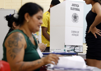 Quatro locais foram alterados porque escolas passaram a receber fam&iacute;lias atingidas pelo rio; Cart&oacute;rio orienta eleitores a conferirem o novo endere&ccedil;o.