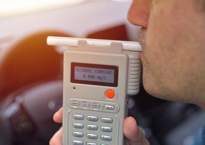 O motorista foi submetido ao teste do etil&ocirc;metro, que apontou 1,12 miligrama de &aacute;lcool por litro de ar alveolar.
