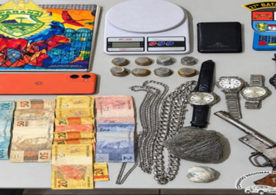 Policiais apreenderam drogas e uma arma durante a ocorr&ecirc;ncia registrada na tarde de ter&ccedil;a-feira (29).
