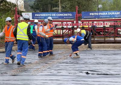 Primeiro trecho da avenida recebe camada de 26 cent&iacute;metros de concreto