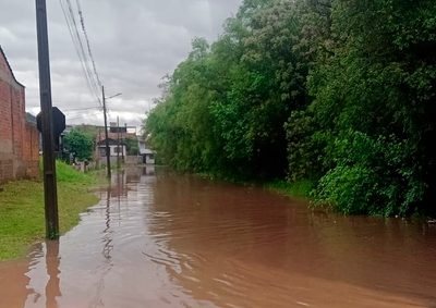 N&iacute;vel chegou a 6,04 metros &agrave;s 8h deste s&aacute;bado (12). Previs&atilde;o da Copel indica que o rio pode chegar a 6,14 metros at&eacute; domingo (13).