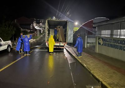 Medida come&ccedil;a nesta segunda-feira (14) e afeta tr&ecirc;s unidades da rede municipal durante o atendimento &agrave;s fam&iacute;lias atingidas pelas enchentes.