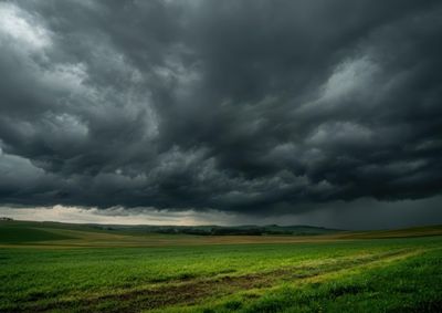 Previs&atilde;o indica granizo, vendavais, raios e chuva forte nesta segunda e ter&ccedil;a-feira, com maior risco entre o Oeste e o Norte catarinense.