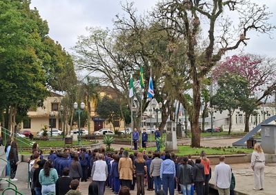 Hasteamento da Bandeira acontece diariamente at&eacute; o dia 7, com participa&ccedil;&atilde;o da comunidade, na Pra&ccedil;a Coronel Amazonas 