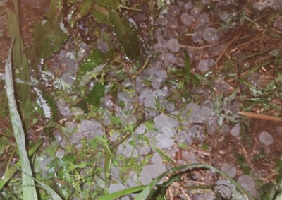 Um temporal acompanhado de ventos fortes e granizo atingiu a regi&atilde;o de Colina Verde, no interior de General Carneiro, neste domingo (27), provocando danos 