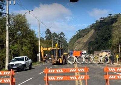A orienta&ccedil;&atilde;o &eacute; para que os motoristas redobrem a aten&ccedil;&atilde;o ao trafegar pela regi&atilde;o e respeitem a sinaliza&ccedil;&atilde;o e as orienta&ccedil;&otilde;es das equipes