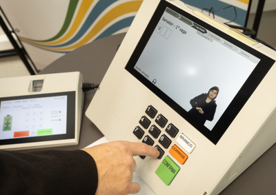 Recursos de &aacute;udio, braile, Libras e novas telas ampliam a autonomia de pessoas com defici&ecirc;ncia na hora de votar.


