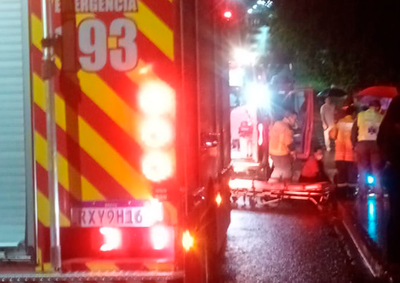 Jovem de 17 anos foi levado ao Hospital ap&oacute;s a colis&atilde;o registrada no bairro S&atilde;o Pedro.