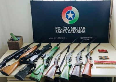 Pol&iacute;cia Militar encontrou cinco armas de fogo, tr&ecirc;s de press&atilde;o, muni&ccedil;&otilde;es e equipamentos para recarga manual na resid&ecirc;ncia do suspeito.