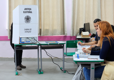 Decis&atilde;o determina que as se&ccedil;&otilde;es eleitorais de todo o Pa&iacute;s recebam votos at&eacute; as 19h deste domingo (25).