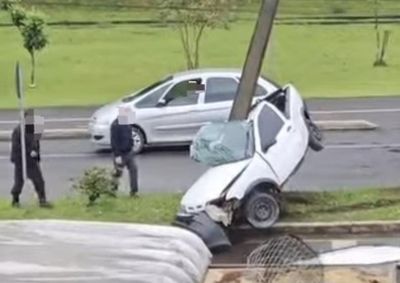 Segundo o registro inicial, autom&oacute;vel atingiu um poste e deixou uma v&iacute;tima encarcerada. Bombeiros seguem no atendimento.