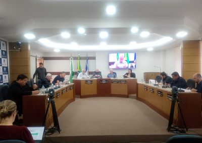 Mudan&ccedil;a no hor&aacute;rio ocorreu devido &agrave; sess&atilde;o solene em homenagem aos professores, marcada para a noite desta segunda-feira, 26 de outubro