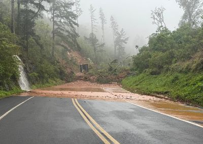 Temporais acumularam mais de 200 mm em algumas cidades. Previs&atilde;o ainda indica chuva neste domingo (25), com melhora gradual ao longo do dia.