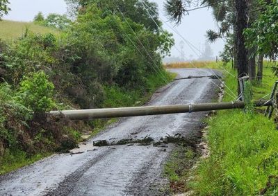Queda de poste interdita estrada em Pintadinho, principal acesso ao Km 13. Segundo moradores, a Celesc j&aacute; foi comunicada e deve realizar os reparos.