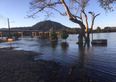 Previs&atilde;o do Simepar indica 68,1 mil&iacute;metros de chuva para este s&aacute;bado (24); proje&ccedil;&atilde;o da Copel aponta possibilidade de o rio atingir 7,37 metros at&eacute; segunda