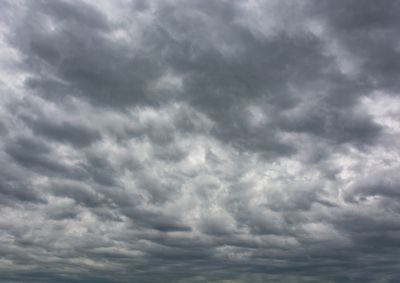 Previs&atilde;o indica tempo firme no in&iacute;cio da semana, com retorno da instabilidade e possibilidade de temporais isolados a partir de quinta-feira (29)