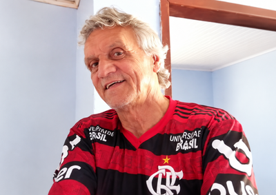V&iacute;tima apresentava diversos ferimentos e um machado foi encontrado pr&oacute;ximo ao corpo; Pol&iacute;cia Civil investiga o caso
