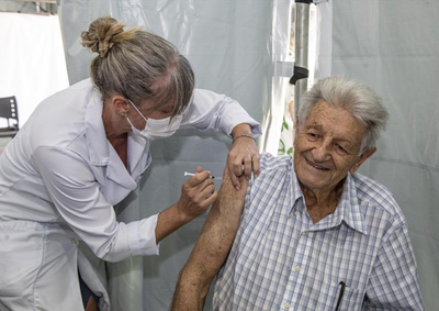 Pacientes devem apresentar a carteirinha de vacina&ccedil;&atilde;o na Sala de Vacinas, que funciona de segunda a sexta-feira, das 8h &agrave;s 17h.