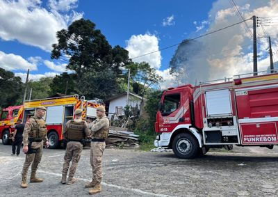 As chamas tamb&eacute;m atingiram tr&ecirc;s resid&ecirc;ncias vizinhas, que apresentavam sinais de queima.