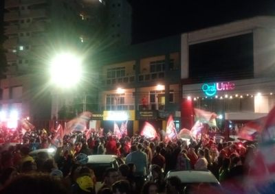 Comemora&ccedil;&otilde;es ocorreram ap&oacute;s a apura&ccedil;&atilde;o nacional apontar a vit&oacute;ria de Lula; nos dois munic&iacute;pios, Fl&aacute;vio Bolsonaro recebeu mais votos.