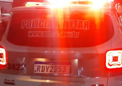 Condutor trafegava em alta velocidade e estava com a placa levantada; motocicleta apresentava licenciamento atrasado
