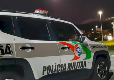  Segundo a Pol&iacute;cia Militar, homem tamb&eacute;m amea&ccedil;ou incendiar a resid&ecirc;ncia. Filhas da v&iacute;tima presenciaram as agress&otilde;es.