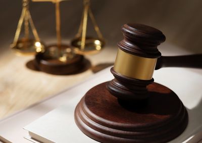 Trabalhador ficou com redu&ccedil;&atilde;o permanente de 40% da capacidade laboral ap&oacute;s cair de escada durante atividade em pr&eacute;dio p&uacute;blico.