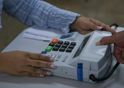 A aus&ecirc;ncia na primeira etapa da vota&ccedil;&atilde;o n&atilde;o impede a participa&ccedil;&atilde;o na segunda, desde que o eleitor esteja em situa&ccedil;&atilde;o regular com a Justi&ccedil;a Eleitoral