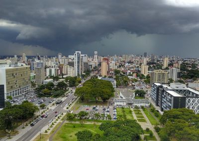 Sob influ&ecirc;ncia do pico do fen&ocirc;meno El Ni&ntilde;o, o m&ecirc;s trar&aacute; oscila&ccedil;&otilde;es de temperatura e novamente chuva ultrapassando os valores da climatologia
