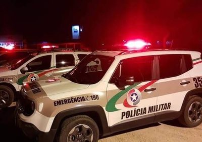 Em um dos casos, menor de idade e motociclista ficaram feridos, em outro, carros bateram em uma rotat&oacute;ria no bairro Santa Rosa.

