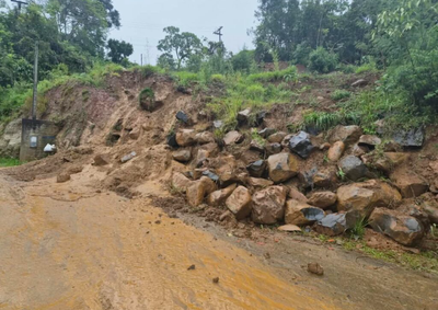 Terreno particular j&aacute; havia apresentado deslizamento no ano passado. Munic&iacute;pio aguarda condi&ccedil;&otilde;es clim&aacute;ticas seguras para realizar os trabalhos.