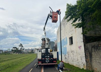 O investimento total na aquisi&ccedil;&atilde;o dos materiais &eacute; de R$ 116.590,00, contemplando aproximadamente 60 postes novos e 2 mil metros de cabo multiplexado.