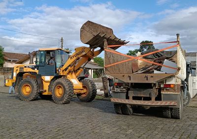 Duas equipes est&atilde;o mobilizadas para atender os bairros atingidos pela cheia do Rio Igua&ccedil;u; previs&atilde;o &eacute; retirar cerca de 15 toneladas de entulhos por dia