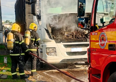 Bombeiros utilizaram cerca de 200 litros de &aacute;gua para controlar as chamas. Ningu&eacute;m ficou ferido, segundo a corpora&ccedil;&atilde;o.